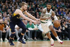 Geležiniuose gniaužtuose atsidūręs D. Sabonis beviltiškai stebėjo įspūdingą „Celtics“ spurtą