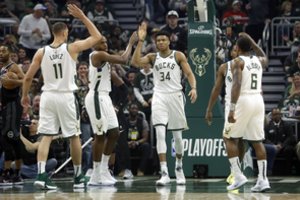 „Bucks“ nesismulkina – negailėstingai daužo „Pistons“