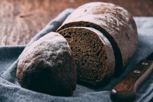 Naminė ruginė duona su medumi: jos skoniui ir kvapui bus sunku atsispirti