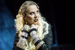 Operos solistę Justiną Gringytę ilgose gastrolėse lydi mylimieji