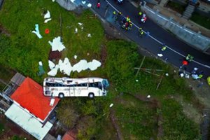 Portugalijos pareigūnai stengiasi identifikuoti 29 per autobuso avariją žuvusius žmones