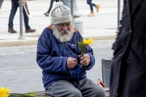 Lietuvos paštas senjorų šiomis dienomis prašo būti namie – laukia staigmena