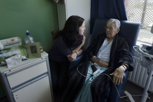 Tėvą ligoninėje lankanti dukra gėdijasi savo jausmų: besižavinčios slaugės nežino tikrosios priežasties