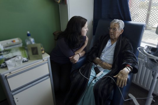 Tėvą ligoninėje lankanti dukra gėdijasi savo jausmų: besižavinčios slaugės nežino tikrosios priežasties