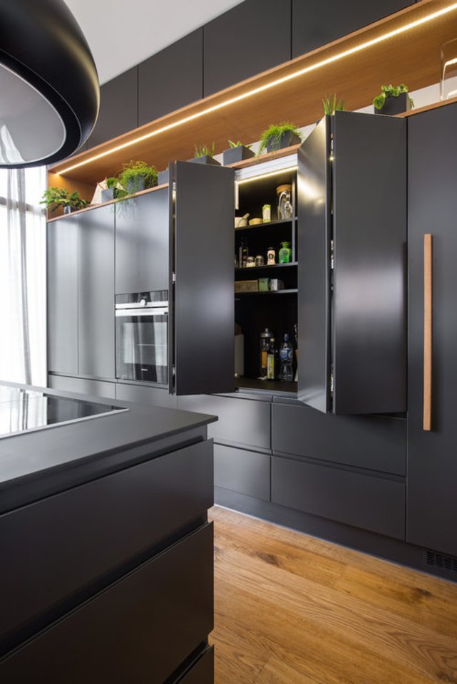 Projektuojant virtuvę vis svarbesni tampa nestandartiniai sprendimai bei siekis estetiką suderinti su ergonomija.<br>Moderni virtuvė. Salonas „Alsotana“. Gamintojo nuotr.
