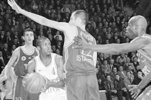 Triumfo žygis (2): klampią gynybą įveikė amerikinis visureigis