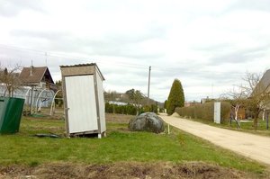 Sodininkus sukiršino lauko tualetas