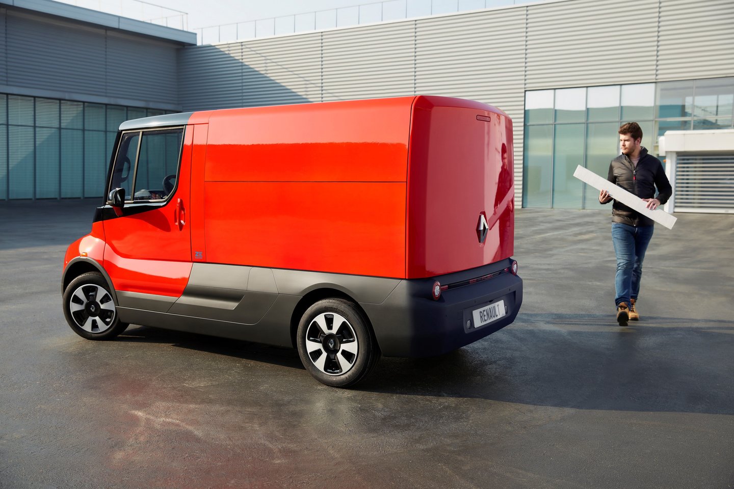  „Renault EZ-Flex“ sukonstruotas orientuojantis į prekes miestuose pristatančius tiekėjus. <br>Gamintojo nuotr.