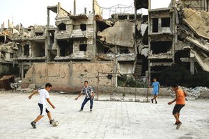 Sirijos karo grimasos: vieni kenčia alkį, o kiti puotauja baruose