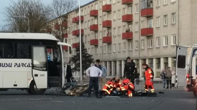 Užfiksavo kraupią avariją Panevėžyje: į autobusą atsitrenkęs motociklininkas žuvo