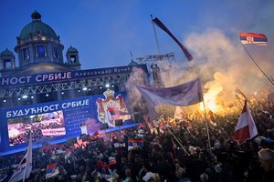Belgrade tūkstančiai žmonių išėjo į gatves palaikyti Serbijos prezidento A. Vučičiaus