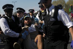 Londone tęsiantis protestams prieš klimato kaitą jau suimta daugiau kaip 700 žmonių 