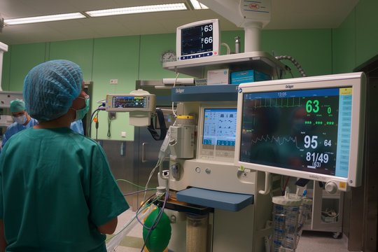  Kauno klinikų Ortopedijos traumatologijos klinikoje artroskopinių operacijų metu pradėtas taikyti smegenų įsotinimo deguonimi stebėjimo metodas (monitoravimas).