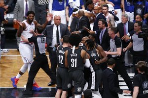 Masinėmis muštynėmis vos nevirtusiose NBA rungtynėse Brukline – „76ers“ pergalė