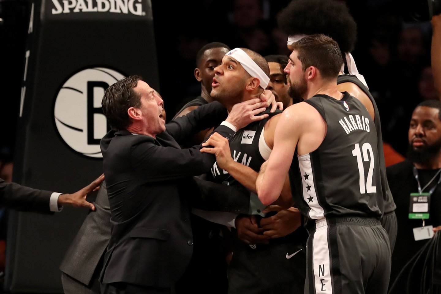 „Sixers“ svečiuose pranoko „Nets“ ekipą. <br> AFP/Reuters/Scanpix nuotr.