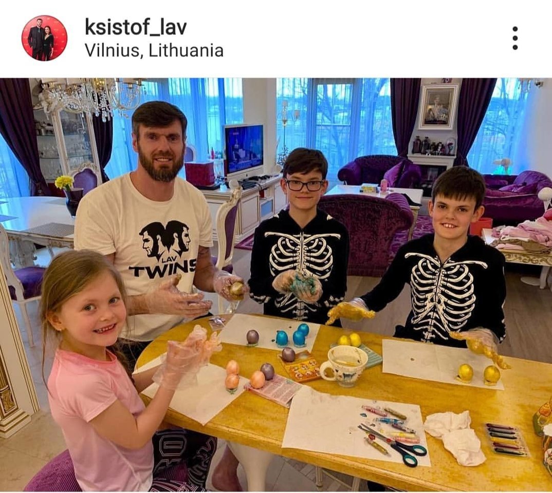 Lavrinovičių šeima ruošiasi Velykoms. <br>Soc. tinklų nuotr.
