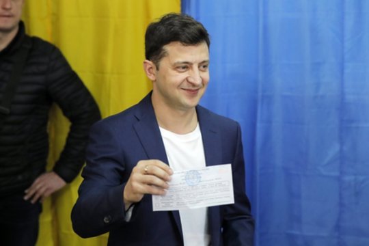Pergale rinkimuose tikintis V. Zelenskis: mes suvienijome ir žurnalistus