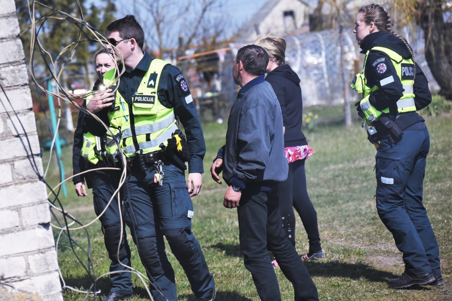 Pakruojyje nubaustas vairuotojas Šiaulių policininkę pasveikino velykiniu medumi.<br> A.Padoros nuotr.