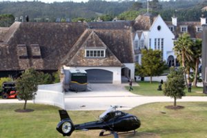 Naujosios Zelandijos saloje pirmadienį sudužusio sraigtasparnio įgulos nariai rasti gyvi