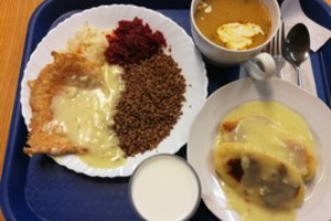 Rasti šią vietą sunku, bet per pietus čia visuomet driekiasi eilės