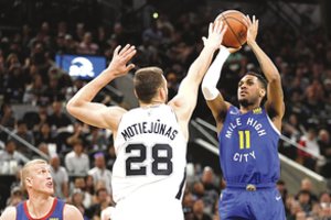 D. Motiejūnas pelnė taškus, tačiau „Spurs“ komanda neprilygo „Nuggets“