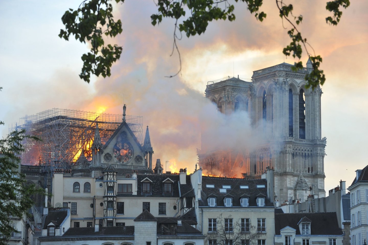 Gaisras Dievo Motinos katedroje Paryžiuje sukrėtė visą pasaulį.<br>SIPA/Scanpix nuotr.