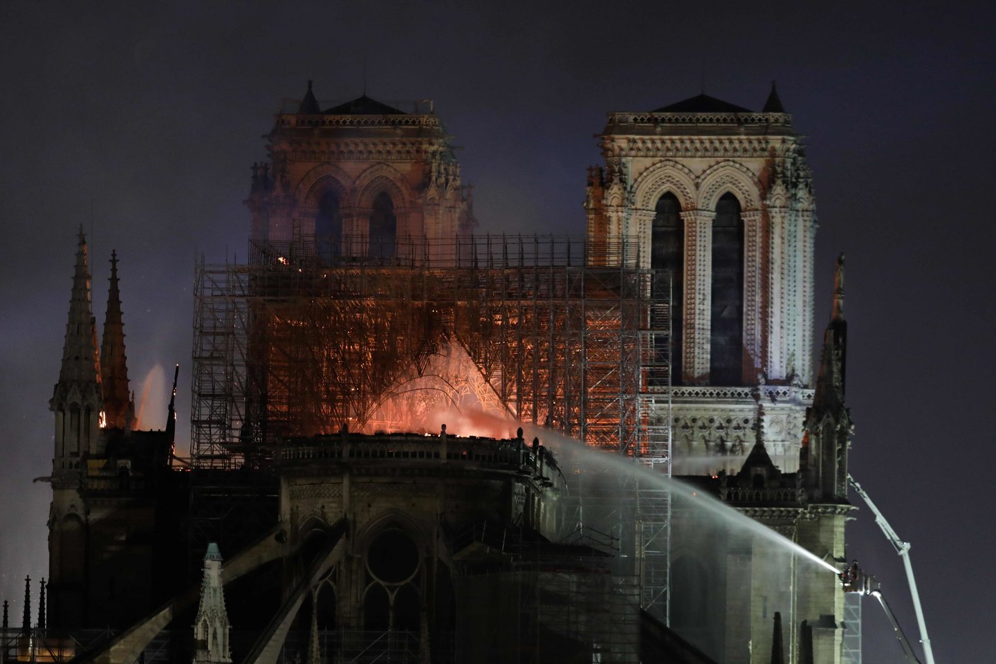 Gaisras Dievo Motinos katedroje Paryžiuje sukrėtė visą pasaulį.<br>AFP/Scanpix nuotr.