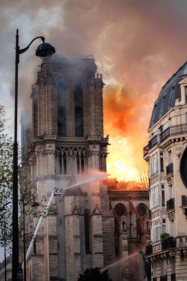 Gaisras Dievo Motinos katedroje Paryžiuje sukrėtė visą pasaulį.<br>SIPA/Scanpix nuotr.