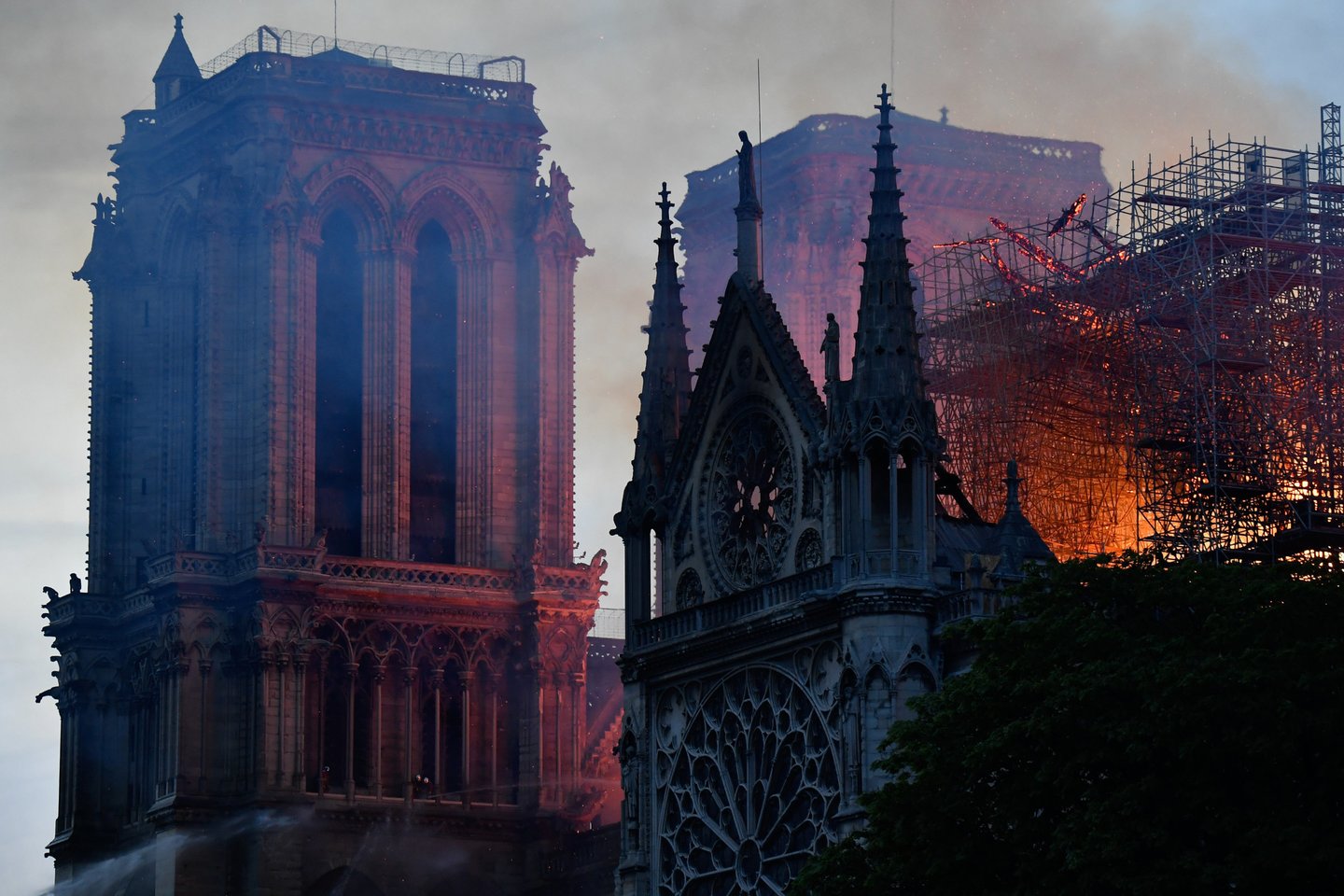 Didžiuliam gaisrui pirmadienį apėmus garsiąją Paryžiaus<br>Zuma Press/Scanpix nuotr.