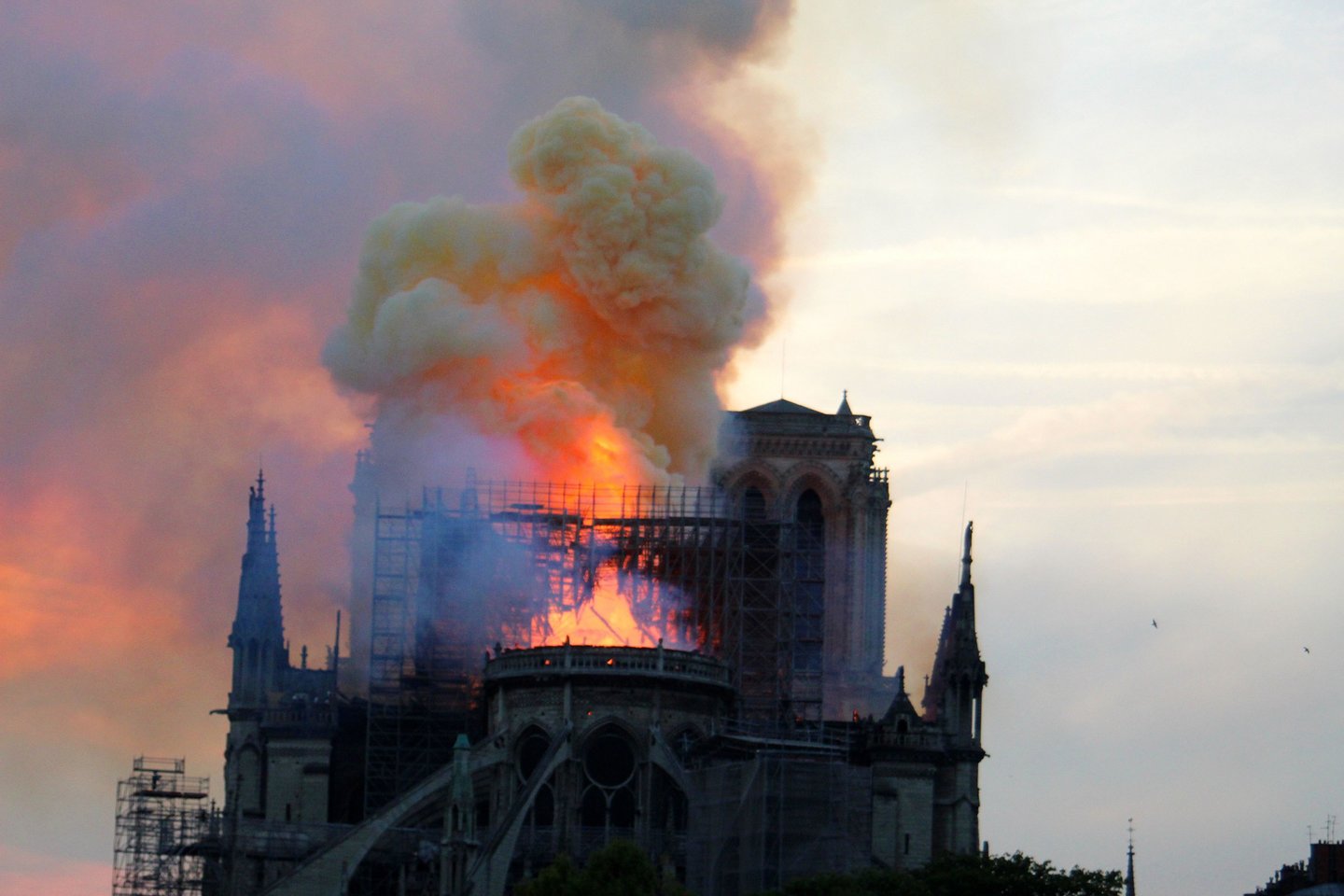 Prancūzai liūdi dėl Dievo motinos katedros gaisro.<br>Spa Press/Scanpix nuotr.