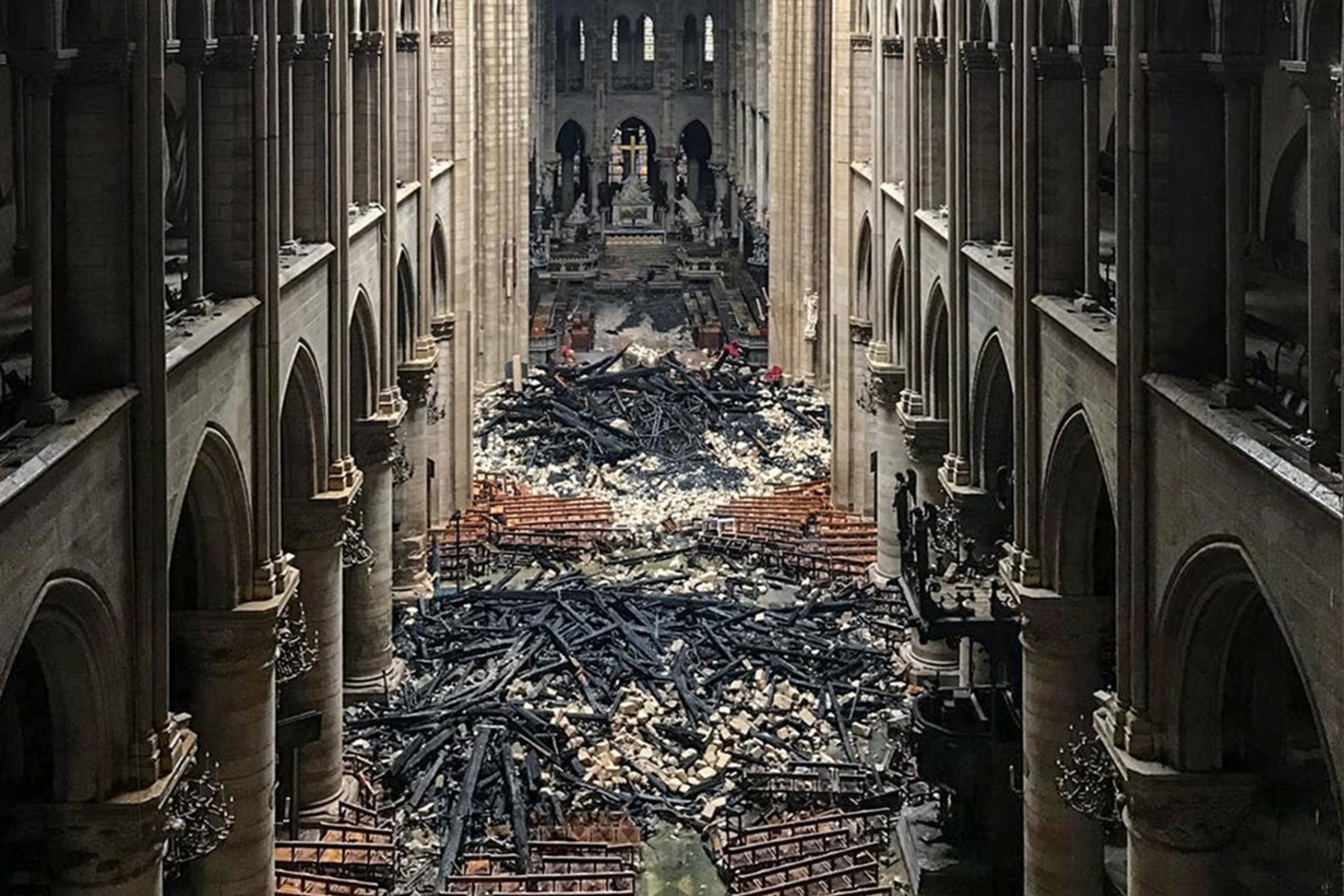 katedros vidus taip pat nukentėjo gerokai mažiau, nei bijota.<br>AFP / Scanpix nuotr.