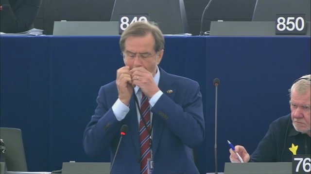 Europos Parlamento narys sesijos metu išsitraukė tai, ko visi mažiausiai tikėjosi