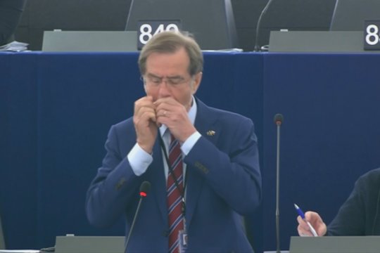 Europos Parlamento narys sesijos metu išsitraukė tai, ko visi mažiausiai tikėjosi