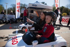 Elektromobilių varžybose lenktyniaus ir vaikai  