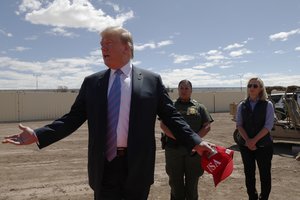 D. Trumpas skelbia siunčiantis ginkluotus karius į Meksikos pasienį