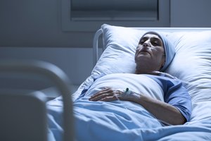 Pasaulį sugraudinusi istorija: dėl sūnaus moteris pabudo iš 27 metus trukusios komos