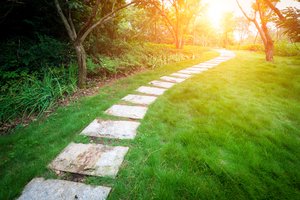 Patarimai: ko nepamiršti, savomis jėgomis įsirengiant sodo takelį