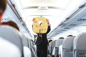 Skrydžių palydovės pasipiktino dėl aprangos taisyklių: ar tai 2019-ieji?