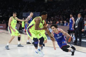 „Anadolu Efes“ nušlavė katalonus: S. Larkinas surengė šou, o V. Micičius buvo arti dvigubo dviženklio