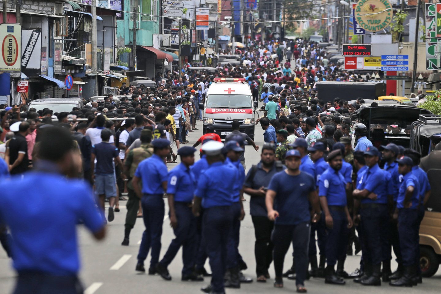 Šri Lankoje dėl atakų įvesta nepaprastoji padėtis: šalyje masinės kratos ir areštai<br>AP nuotr.
