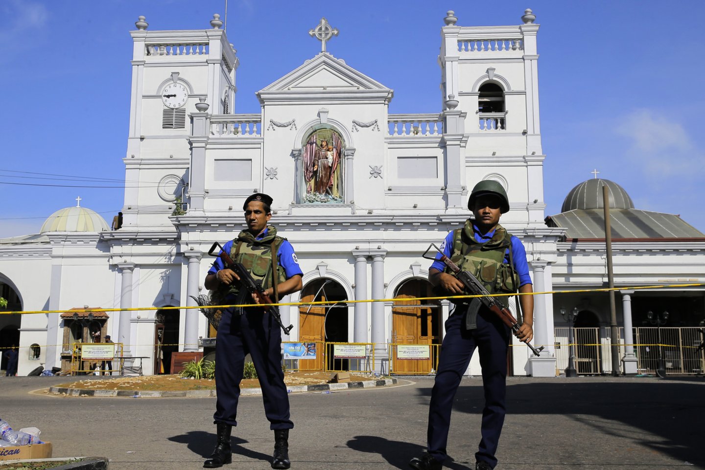 Šri Lankoje dėl atakų įvesta nepaprastoji padėtis: šalyje masinės kratos ir areštai<br>AP nuotr.
