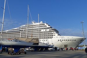 Klaipėda pasveikino pirmąjį kruizinį laivą – atplaukė minia keliautojų