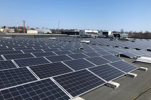 Saulė gamina elektrą vienai iš „Maxima“ parduotuvių – jėgainė jau veikia