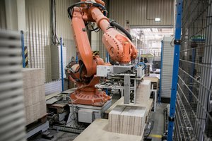 Baldų gamintojai didina apsukas – vis gausiau investuoja į robotus  