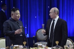 Kim Jong-unas ir V. Putinas per pirmą susitikimą žadėjo siekti glaudesnių ryšių