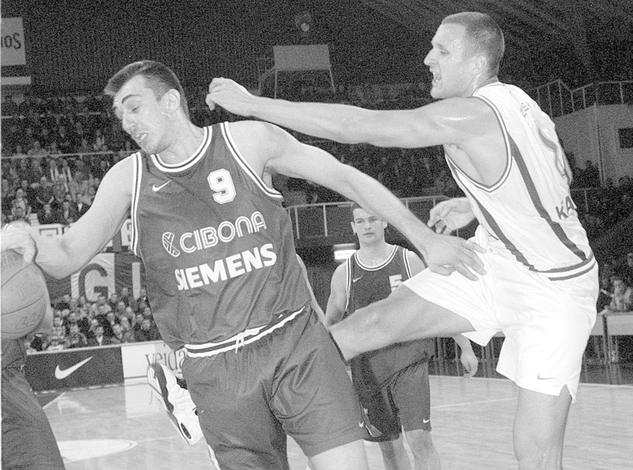 1999-ieji, „Žalgirio“ rungtynės su Zagrebo „Cibona“.<br>LR archyvo nuotr.