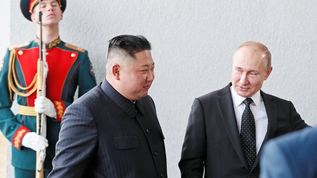 Kim Jong-unas ir Vladimiras Putinas neatskleidžia neeilino susitikimo detalių
