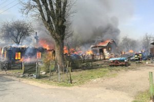 Ugniagesiai gelbėtojai įspėja: ugnis siaubia ištisus kaimus