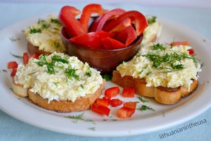 Kiaušinių ir sūrio užtepėlė tiks tiek pusryčiams, tiek užkandžių stalui