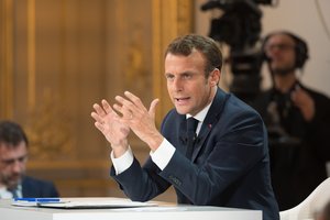 Po mėnesius trukusių protestų E. Macronas žada mažinti mokesčius